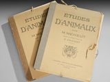 deux livres posés l'un sur l'autre sur une table