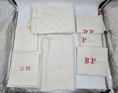 une valise qui contient tout un tas de serviettes