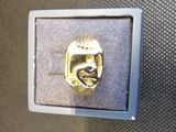 une bague en or sur laquelle est gravé le portrait d'un chat