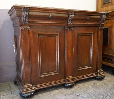 une armoire en bois qui se trouve dans une pièce