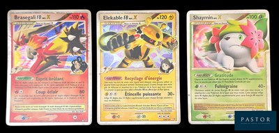 Trois cartes Pokémon sont représentées en rangée sur un fond noir