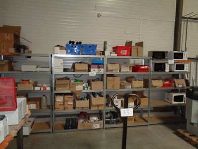 une pièce avec beaucoup de boîtes et de cartons sur les étagères