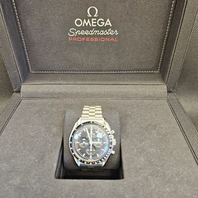 une image représentant une montre dans un coffret orné d'un logo