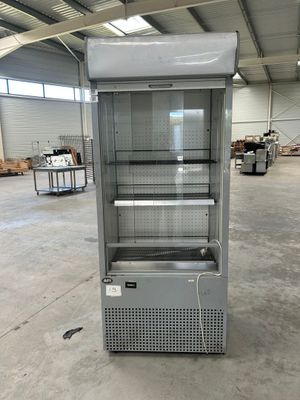une vitrine vide dans un entrepôt où se trouvent de nombreux autres articles