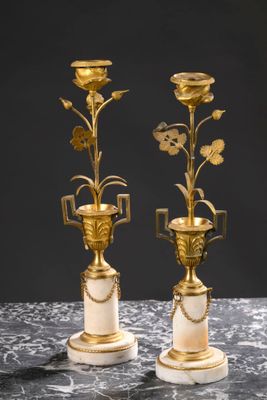une paire de vases anciens en laiton et marbre posés sur une table en marbre