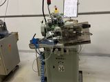 deux machines qui se trouvent ensemble dans une pièce