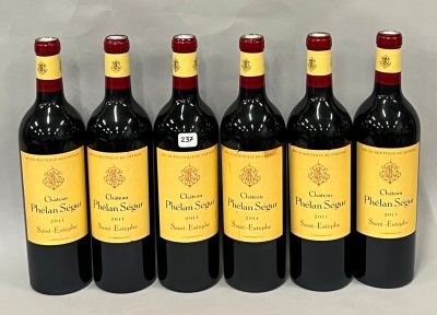 six bouteilles de vin rouge alignées sur une table