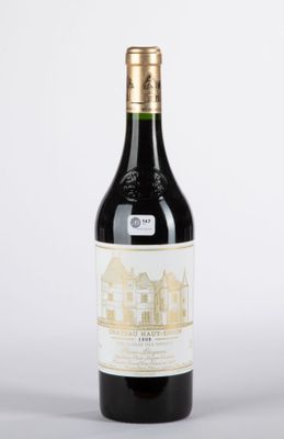 gros plan d'une bouteille de vin sur fond blanc