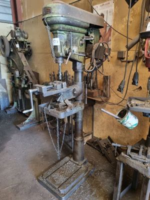 une photo d'un atelier d'usinage avec de nombreux outils