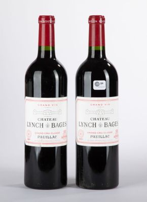 deux bouteilles de vin rouge posées l'une à côté de l'autre sur une table