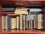 une boîte rouge remplie de livres posée sur une table