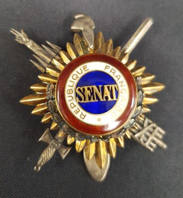 l'image d'un insigne orné d'une étoile, sur un fond noir