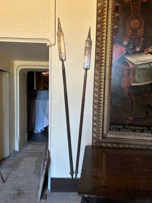 un tableau accroché au mur, à côté d'une table et d'un banc