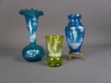 trois vases en verre posés l'un à côté de l'autre sur une table