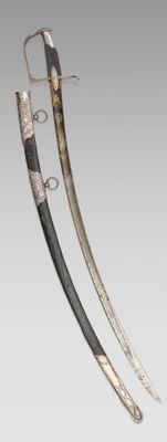 une paire d'épées ornées de peinture argentée et noire sur un fond gris