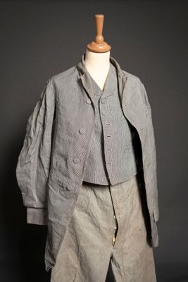 une photo d'un costume d'homme sur un mannequin