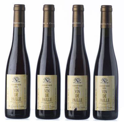 trois bouteilles de vin posées les unes à côté des autres sur une surface blanche