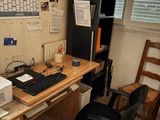 un bureau équipé d'un ordinateur et d'une imprimante