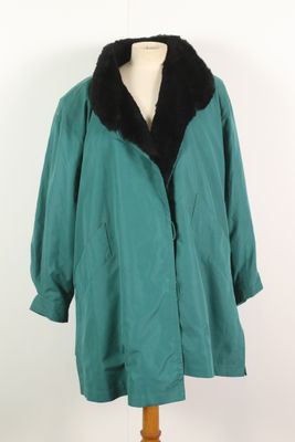 manteau vert à col en fourrure noire, présenté sur un mannequin