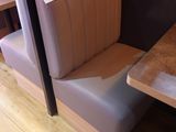 une cabine équipée d'une table et de deux chaises