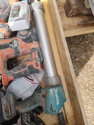 un tas d'outils posé sur une caisse en bois