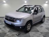 une photo d'une dacia argentée garée dans une pièce