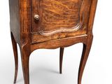 l'image d'une petite table en bois surmontée d'un tiroir