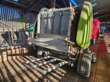 un camion avec des planches de surf à l'arrière