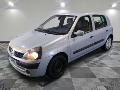 la photo d'une petite voiture blanche garée dans un garage