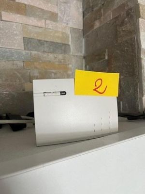 un réfrigérateur blanc sur lequel est collé un autocollant jaune