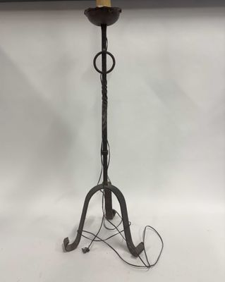 un vieux lampadaire en fer surmonté d'une bougie