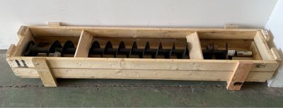 une boîte en bois contenant tout un tas de couteaux