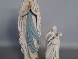 deux statues de la Vierge Marie et de l'Enfant Jésus posées sur une table