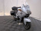 une moto garée sur un sol à damier noir et blanc