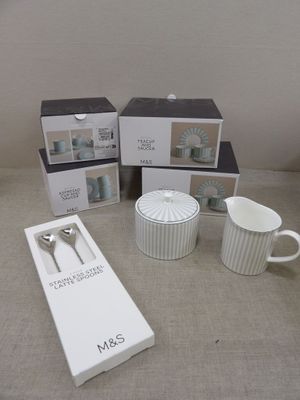 une boîte avec une cuillère et une tasse, une boîte avec une cuillère, une boîte avec une cuillère, une boîte avec une cuillère et une cuillère