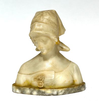 Buste de jeune femme à la coiffe en albâtre sculpté.
