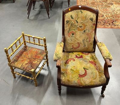 deux chaises et une table dans une pièce avec un tapis