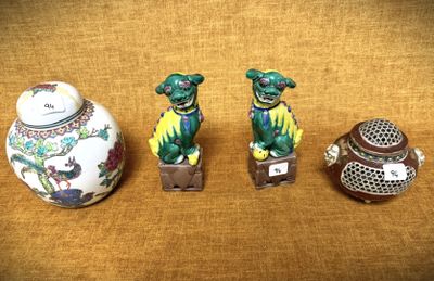Trois figurines chinoises sont posées les unes à côté des autres sur une table