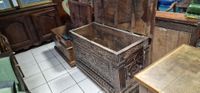 2 coffres XVIIIe siècle, un à décor sculpté et médaillon, l'… (photo 6)