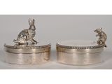 une paire de figurines de lapin et de lapine plaquées argent