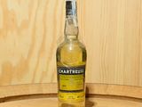 une bouteille d'alcool posée sur un tonneau en bois