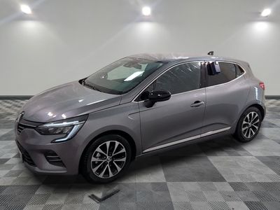 la voiture grise est garée sur un sol en damier dans le garage