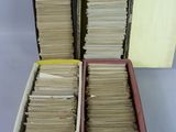 trois cartons de livres posés les uns à côté des autres sur une table