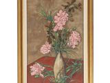tableau représentant des fleurs roses dans un vase posé sur une nappe rouge