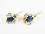une paire de boucles d'oreilles en saphir et diamant