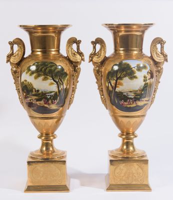 une paire de vases anciens dorés, ornés d'un paysage peint
