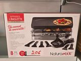 une boîte sur laquelle est représentée une pizza, posée sur une étagère