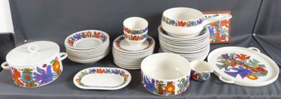 de nombreux types de plats et de tasses sur la table