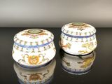 paire de boîtes anciennes en porcelaine chinoise sur fond noir avec reflets