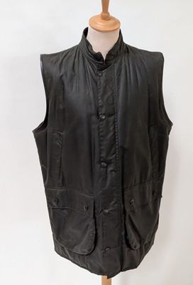 un gilet en cuir noir posé sur un mannequin, sur fond blanc